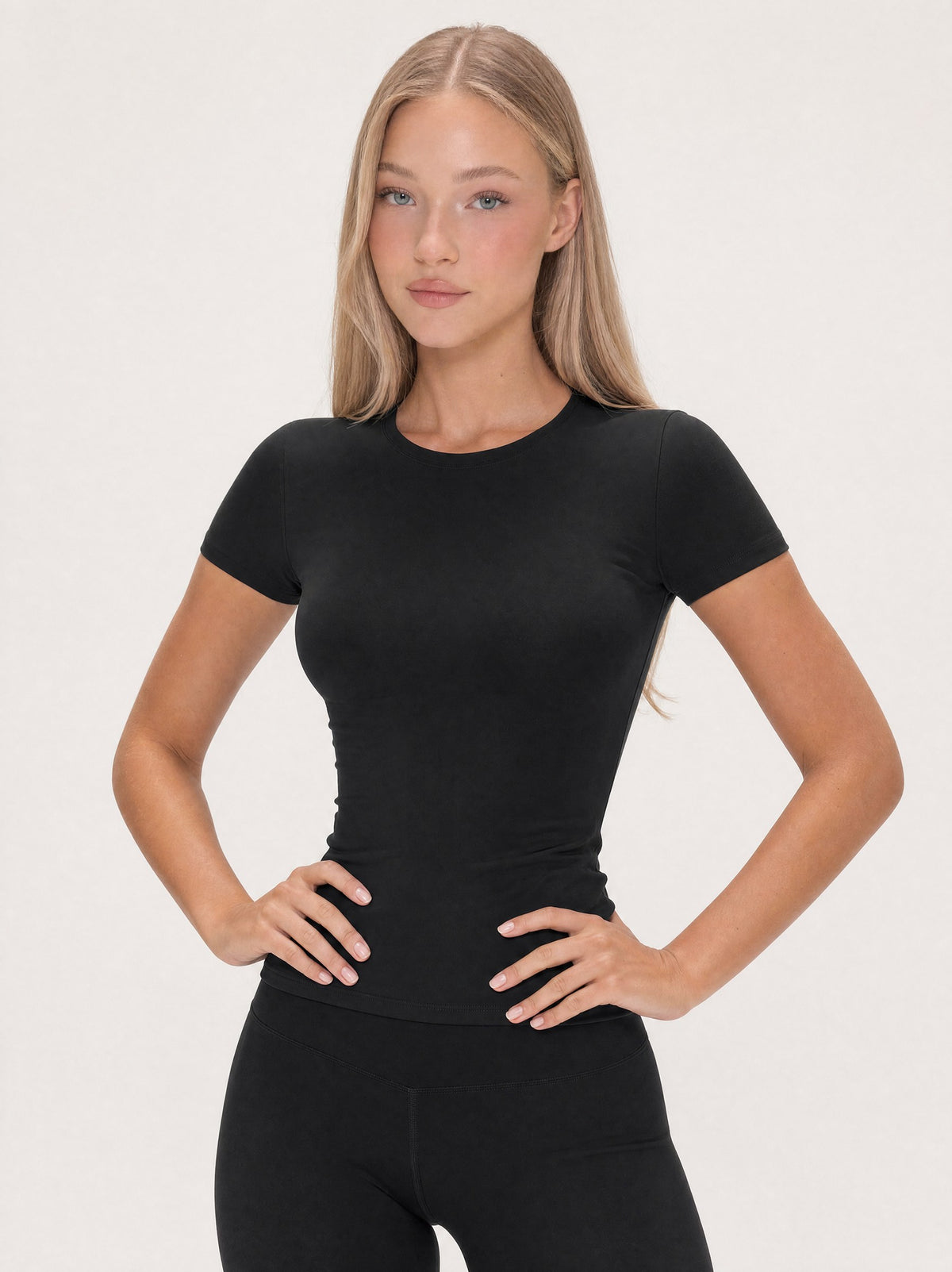 Model wearing the Fitted T-Shirt Onyx