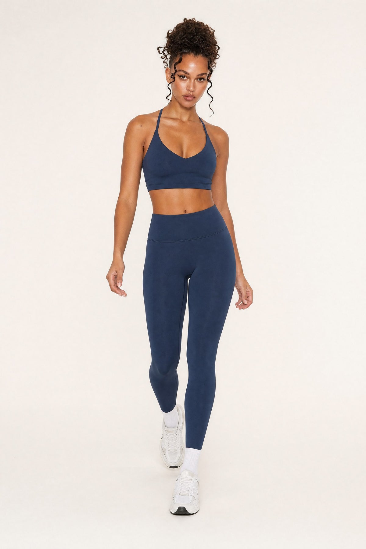 Model wearing the Leggings Midnight