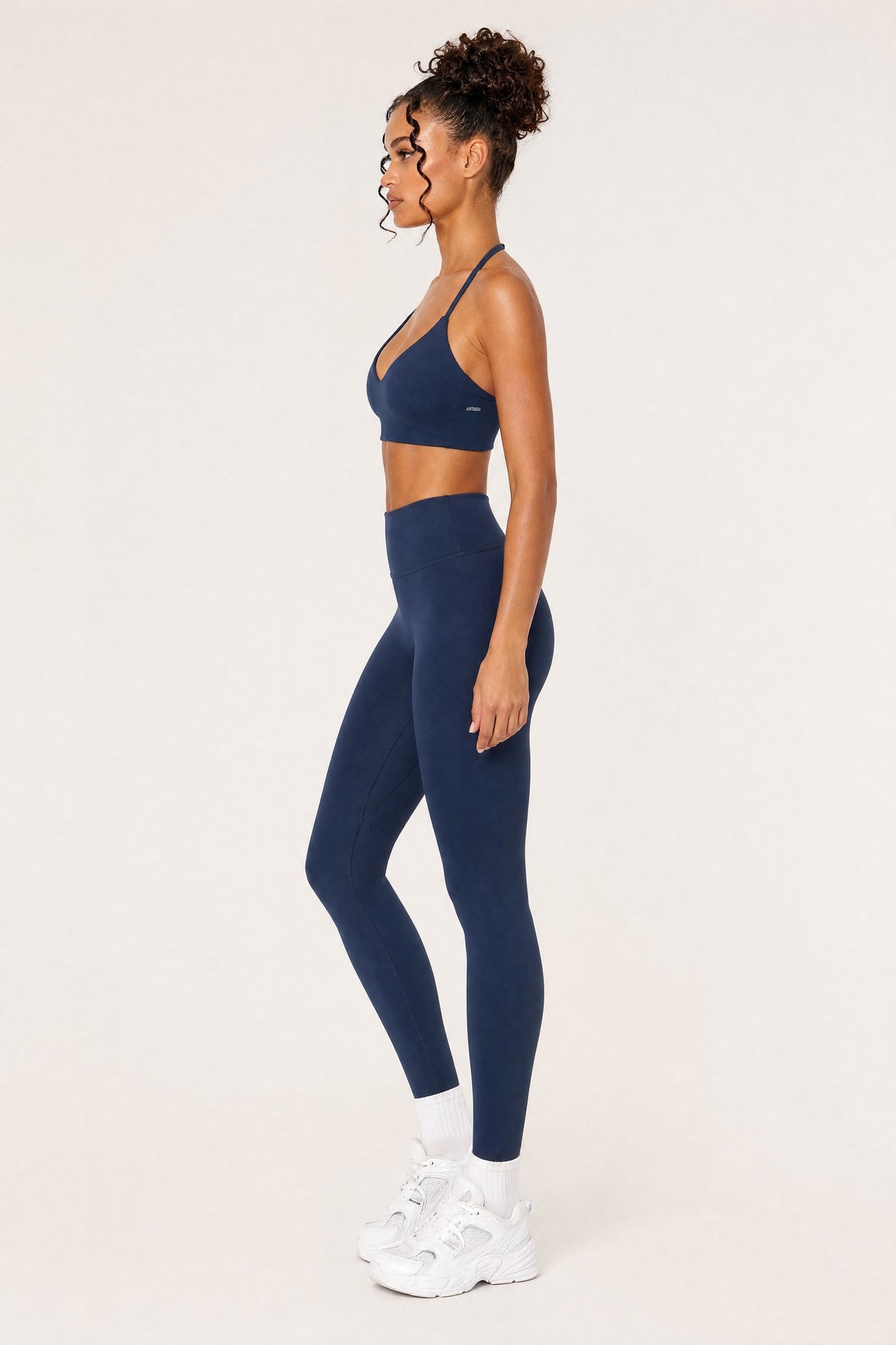 Leggings Midnight, side view on model