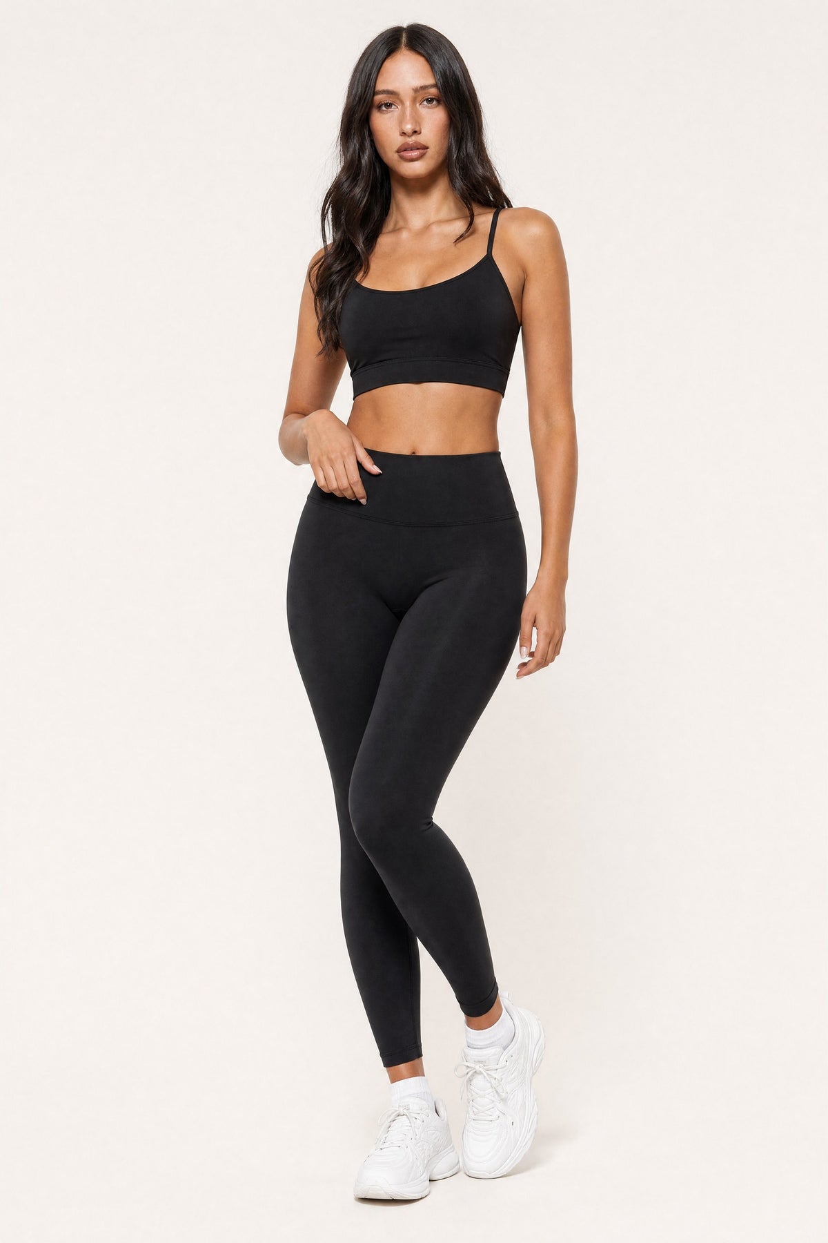 Model wearing the Leggings Onyx