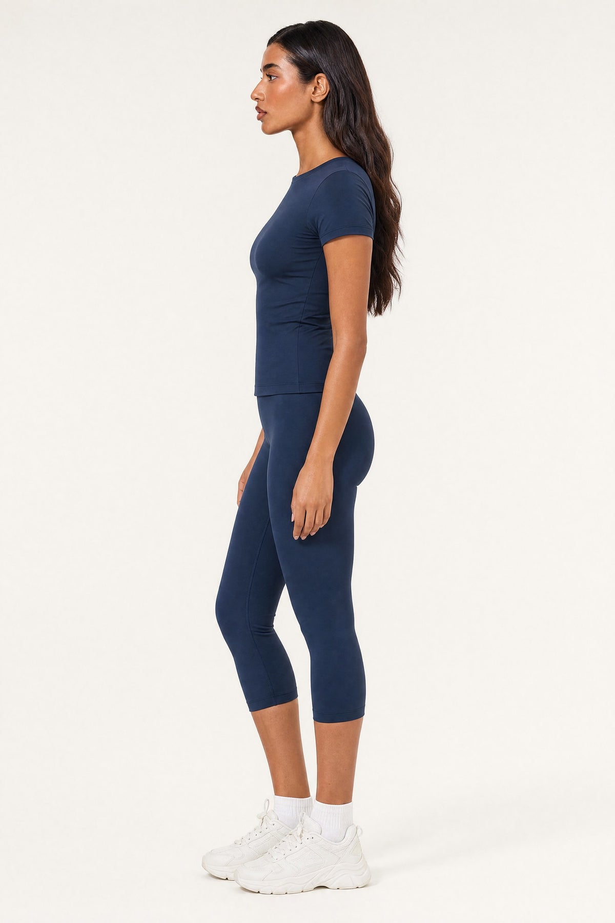 Capri Leggings Midnight, side view on model