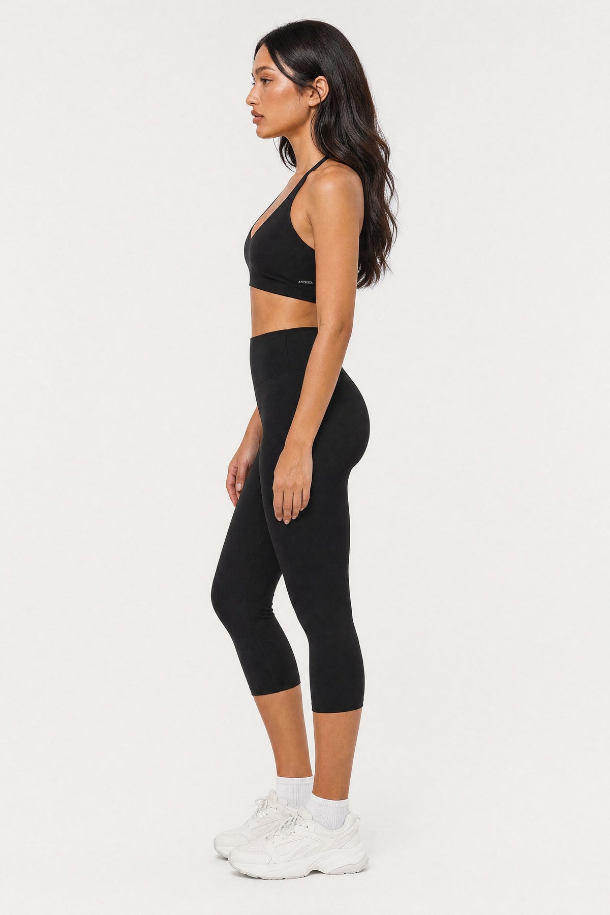 Capri Leggings Onyx, side view on model