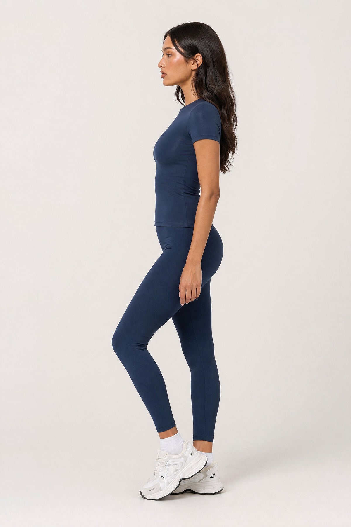 Fitted T-Shirt Midnight, side view on model