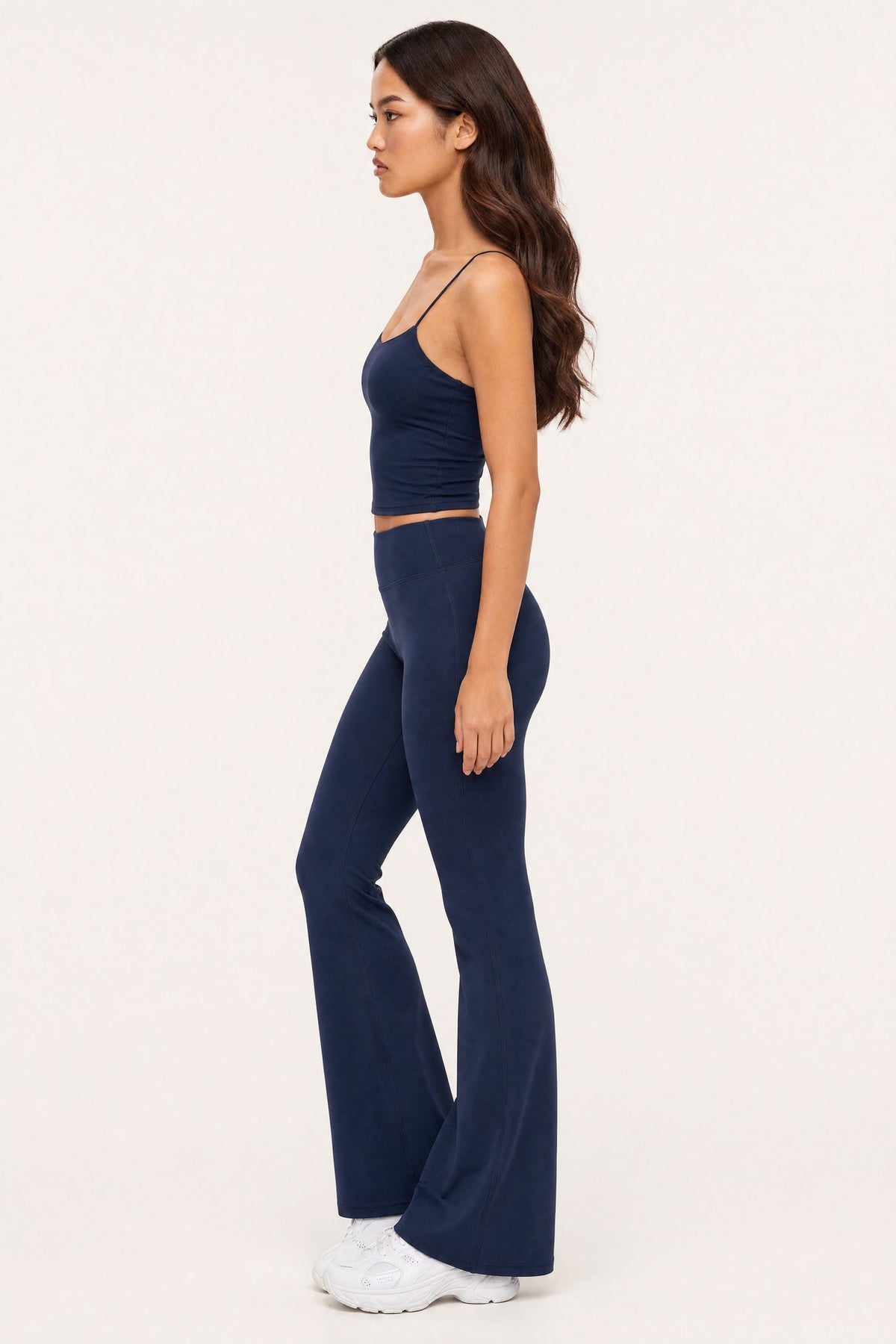 Flare Leggings Midnight, side view on model