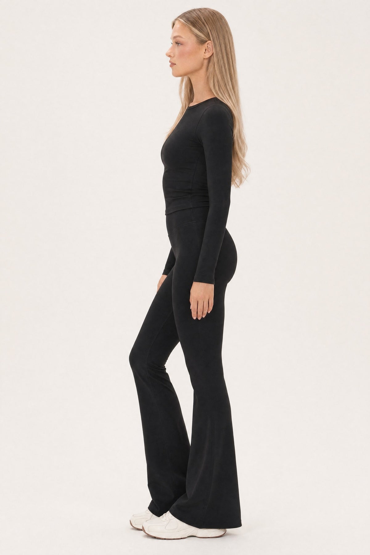 Flare Leggings Onyx, side view on model