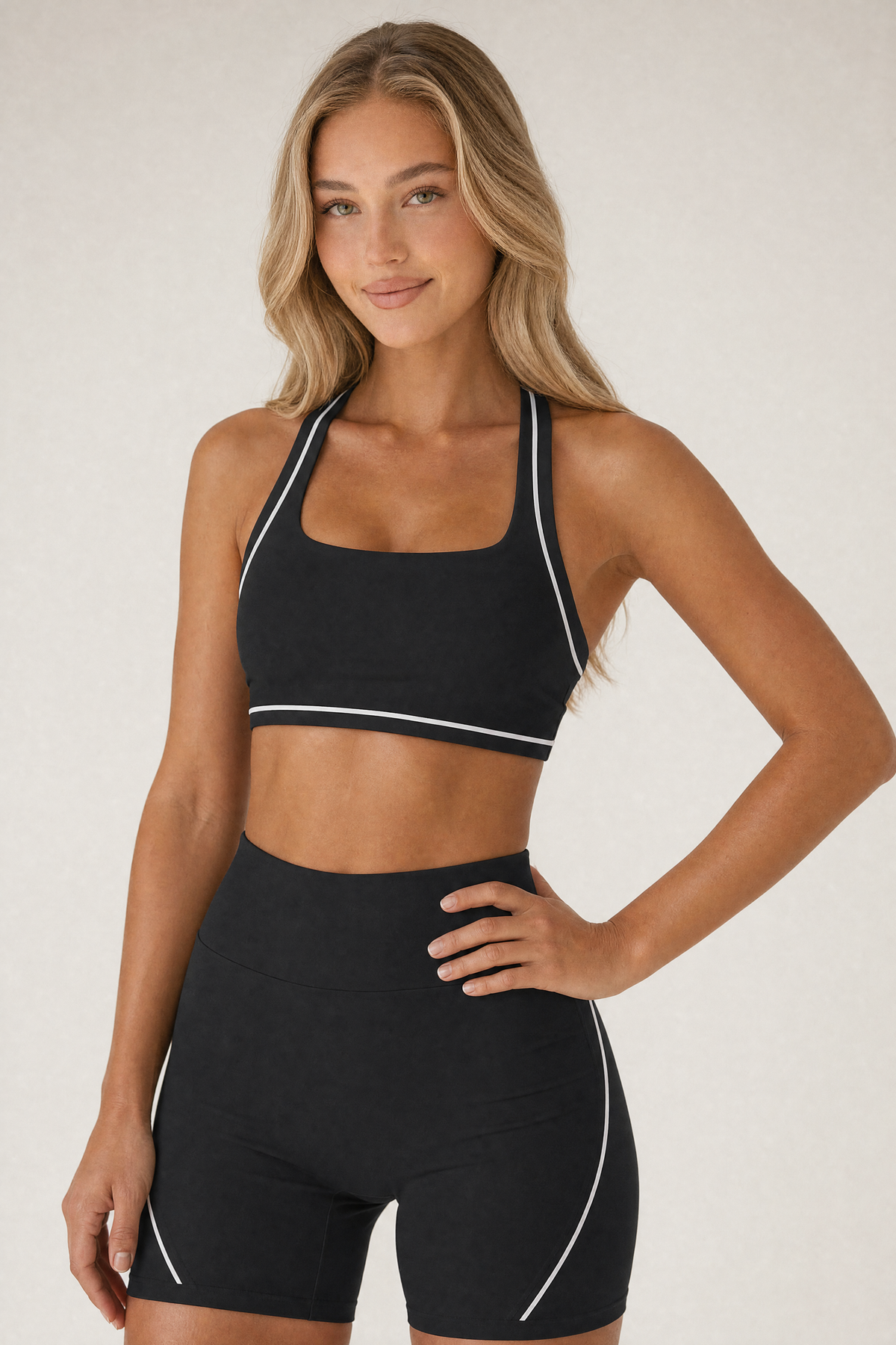 Piped Halter Top Noir – waist-up